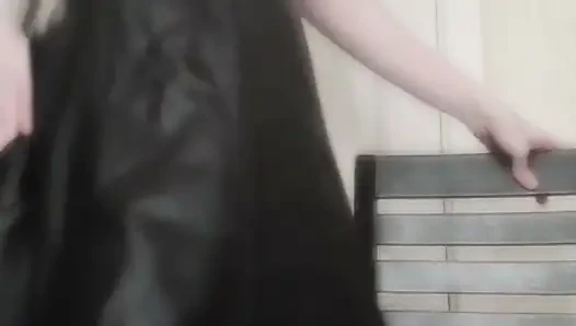 Duvara yaslanmış... Tam görüntüyü görmek için düşüşü bekle!