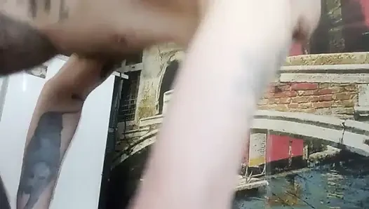 Ngentot mulut dan kemudian di memek dan mengisinya dengan sperma