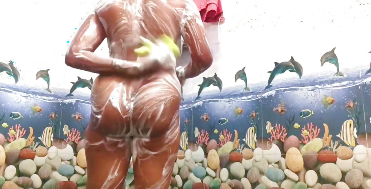 حمام عمو تظهر الثدي الكبير وصابون كس