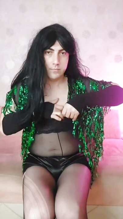 セクシーなスカーフを巻いたゴシック系モデル美少年