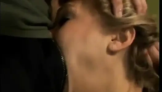 HeiÃŸes kÃ1/4ken reitet schwanz und nimmt anal, während sie plaidigen rock trägt