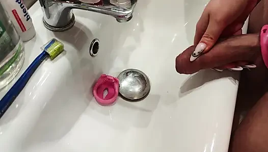 Domina. Mami Zieht Den Käfig Vom Penis Ihres Stiefsohns Aus, Lässt Ihn Pinkeln Und Wäscht Ihn Unter Der Dusche.
