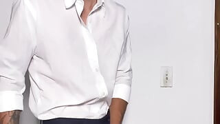 Cowok muda elegan lagi asik muasin memeknya pakai mainan seks ukuran raksasa