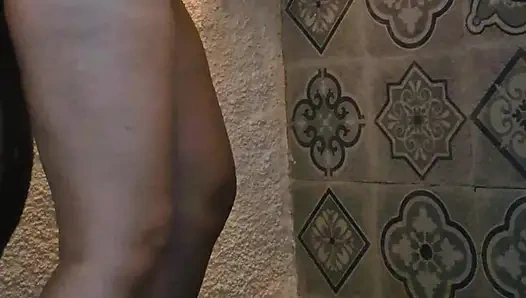 Bonnie hämmert ihren glücklichen fan, bis er vorzeitig kommt und unkontrolliert auf ihren sexy körper pisst