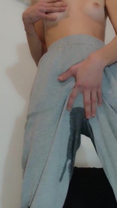 เพื่อนเห็นฉันและฉี่ใส่ฉันหลังจากที่ฉันใส่กางเกง คลิป 1