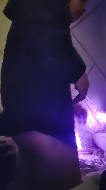 यासर एंडी अपने कमरे में