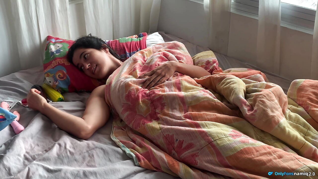 我把整根鸡巴都捅进了这个漂亮拉丁妹子的屁眼里