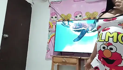 Elmo pijamalı üvey erkek keli, yarak emmek istiyor