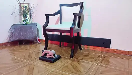 Wanita Raksasa Menjaga Kekasihnya Di Bawah Kakinya Saat Dia Duduk Bersila