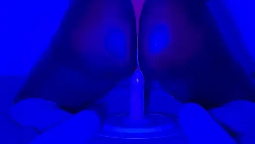 Ebenholzgöttin leckt: Neon-tanga &dildo-squirting