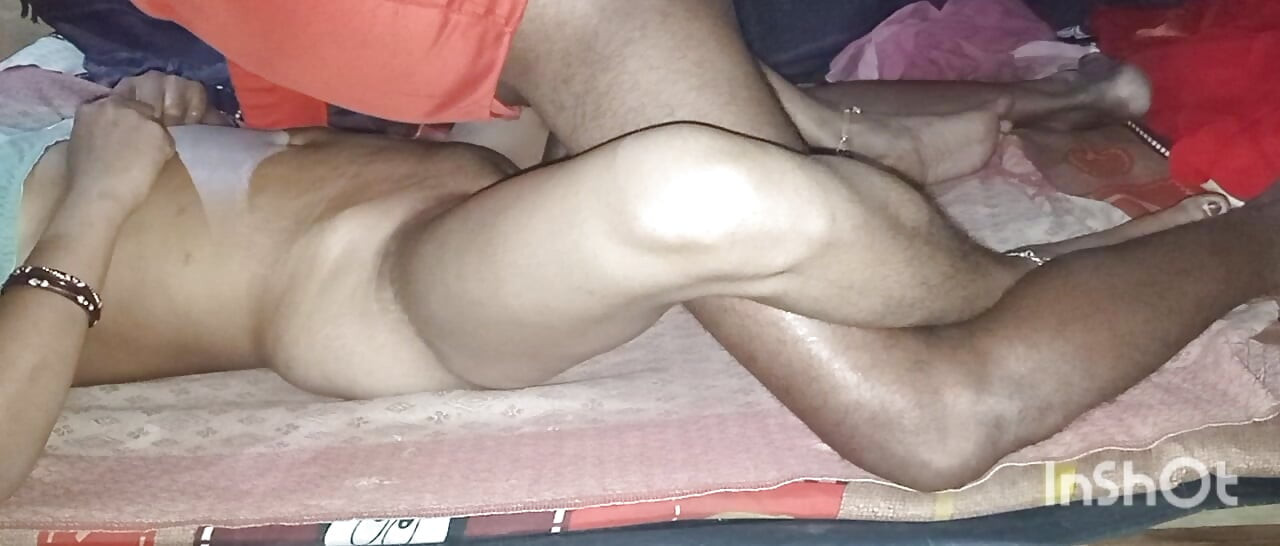 Η γυναίκα και ο άντρας του χωριού Desi γαμάνε βίντεο στην κρεβατοκάμαρα