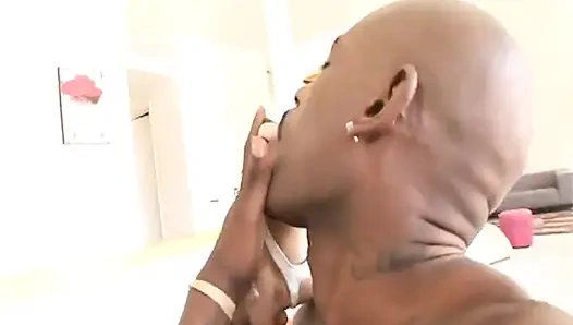 Pantat cewek nakal kulit putih ini dientot habis-habisan sama kontol raksasa pria kulit hitam, tapi ternyata lebih besar dari dugaannya