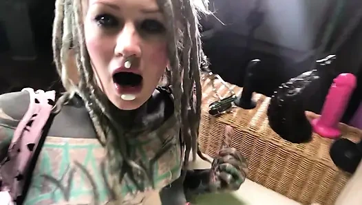 Возбужденная альтернативная татуированная девушка показывает ее секс-игрушки с задницей плагом