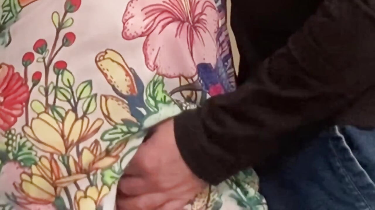 كاكشي! لمس كس جميل وكيلوت داخلي في مترو الانفاق