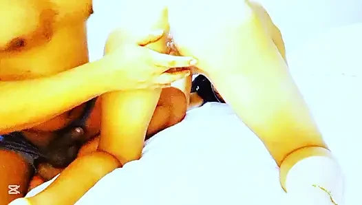 + 18 siswi mungil menunggangi kontol saudara tiri