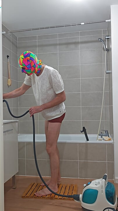 I'm finishing the steam cleaning of the bathtub (episode 3)