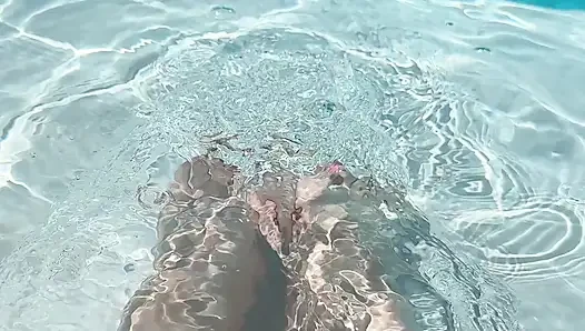 Solo-Fußspiel im pool