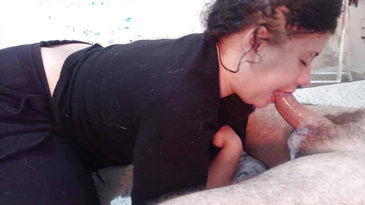 EXTREME POV OF THIS LITTLE MOUTH GOING DEEP INTO THE STALK OF THE CUCKOLD'S EXICTADO COCK