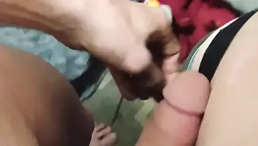 Seksi kız arkadaş aşağı atıyor!