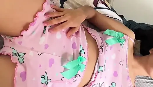 Üvey kız pijamalarıyla beni baştan çıkarıyor ve sonunda ona her yerinden dokunuyorum