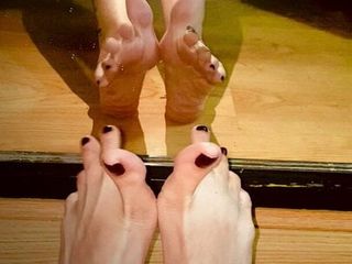Balançando os dedos dos pés no espelho