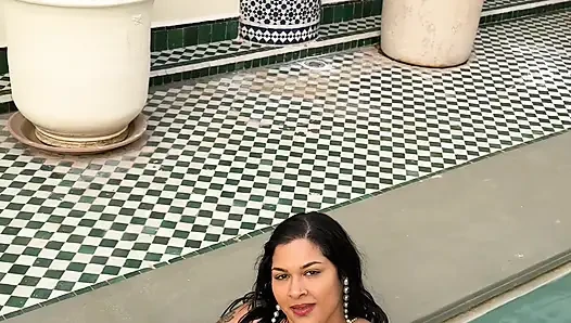 Wanita cantik besar twerking di kolam renang memercik air dengan pantat besar. Pantat montok basah bertepuk di luar ruangan