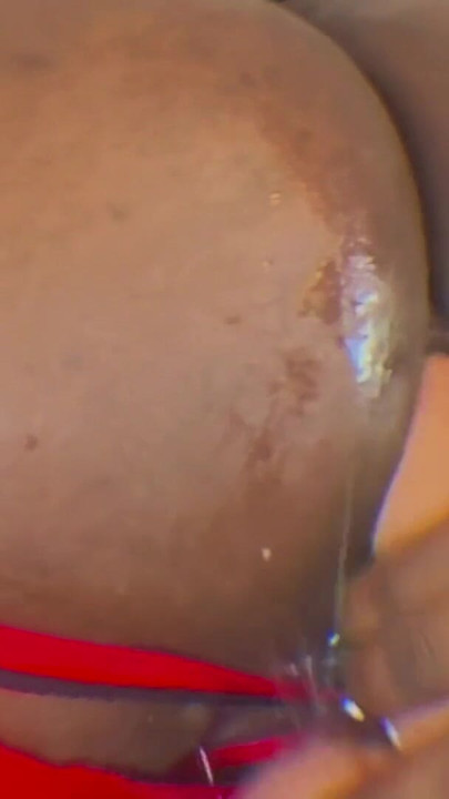 ビッグバットが太いハンキーズ・トイズ・ディルドをゴボゴク |クリップ1