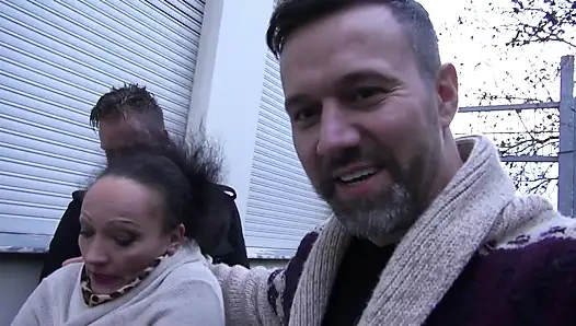 Брюнетке с большой задницей забрызгивают ее сиськи мокрые