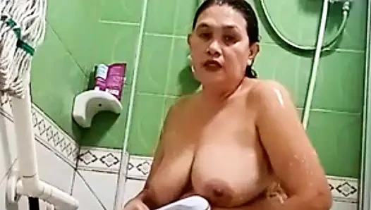 Morgen video-sex während eines bades meiner frau, sie liebt es so sehr, dass sie orgasmus hat