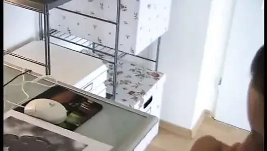 Esmer sekreter tutkuyla okşadıktan sonra kalemle amını baştan çıkarıyor