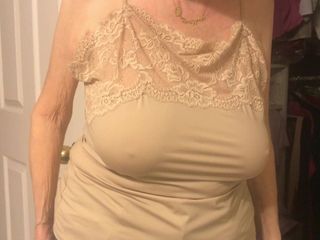 Les énormes seins d'une mamie de 84 ans!