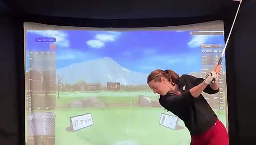 Aku lagi asik main golf di simulator! Berusaha untuk tidak muncrat saat aku bertukar pasangan!