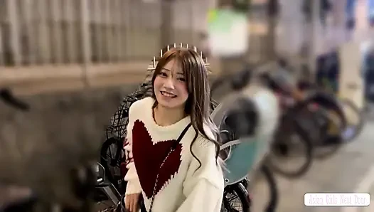 Model f-cup lagi asik muasin memeknya pakai vibrator di jalan-jalan yang sibuk