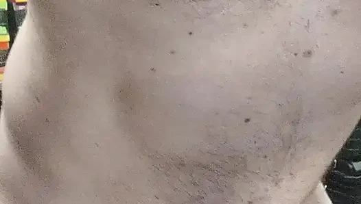 Yalnız erkek el fenerini sikiyor ve dölü kenarda tutuyor