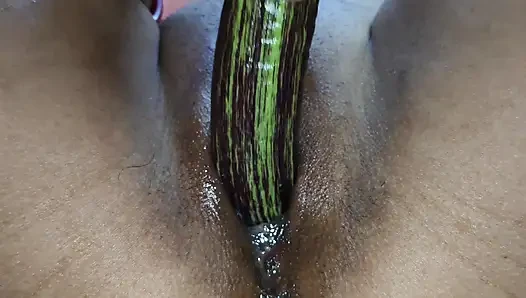 rasili Meenu bhabhi ne apne chut me baigan daal kar chut sa pani nekal kar mza leya