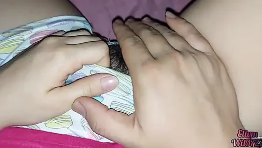 Meine freundin besucht mich und lässt mich ihre haarige muschi aufnehmen