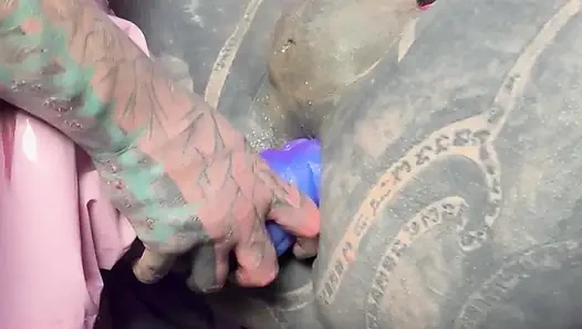 Gotik mürekkep kraliçesi büyük takma yarakla anal deliği parçalıyor