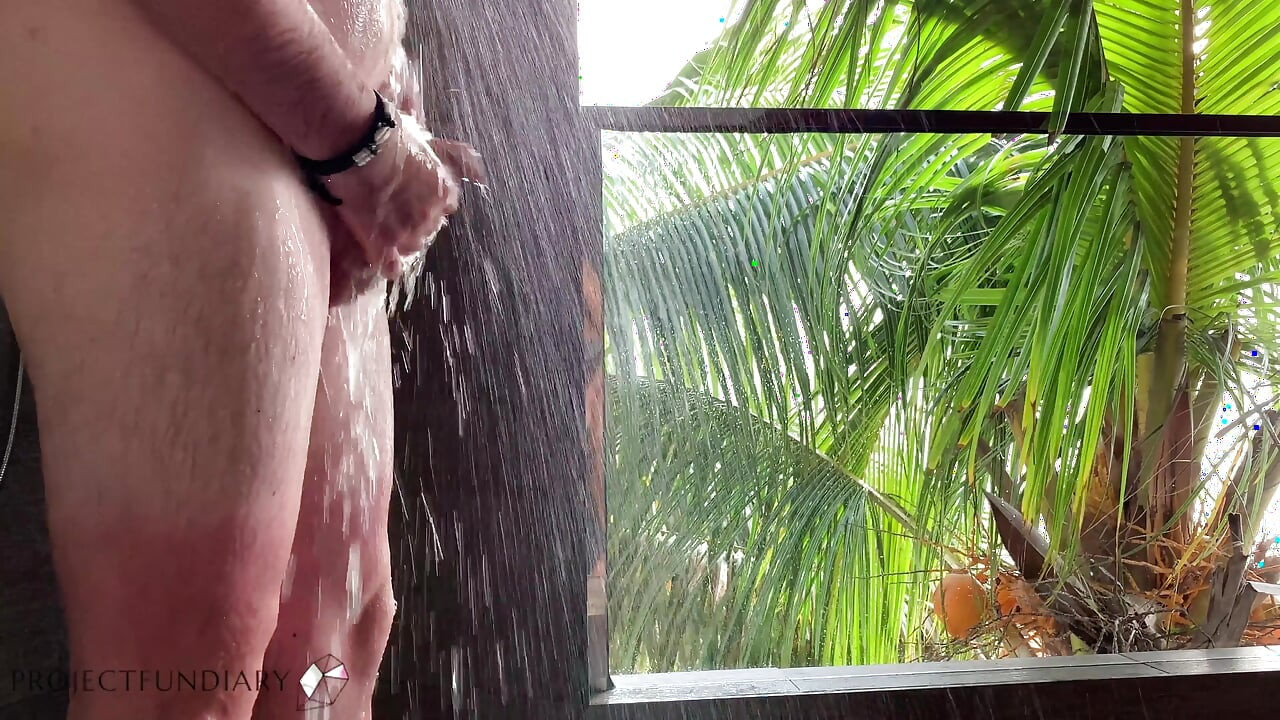 Chuveiro romântico depois do sexo no paraíso