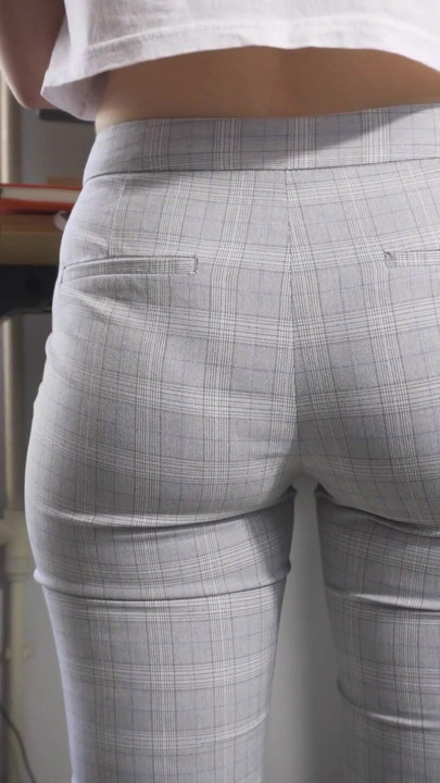 Assistindo a secretária milf com linha de calcinha visível | Clipe 2