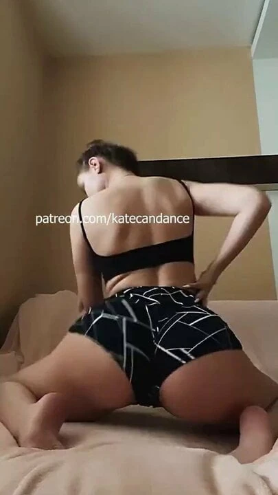 Wet pussy girl big ass girl hard shaking twerking