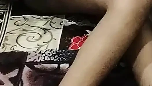 Deshi pacar ko ghumane ke bale room leke chale gaya