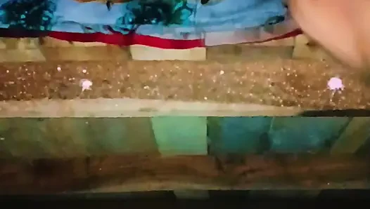 Sister-in-law's bad fucking and spreading both her legs, put the whole penis and took out the piss from the pussy.