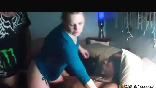 Зависимость большого черного члена - 100% любительское и домашнее порно видео. Милфы пристрастились к большому черному члену и межрасовому шпилингу.