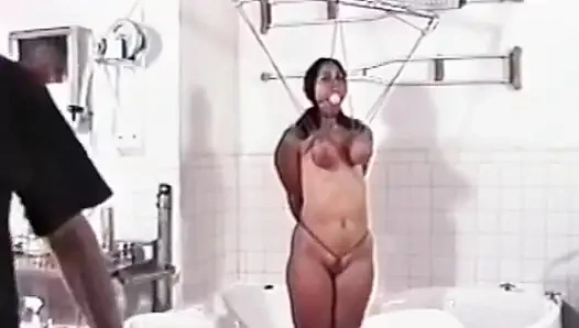 Büyük memeli orta yaşlı seksi kadın bağlanıyor, ağzı tıkalı