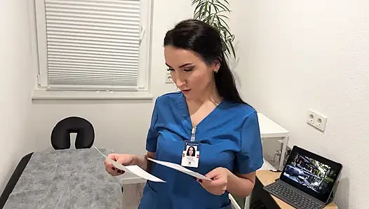 Моя мачеха массажистка зафиксировала мои колени - ее ртом