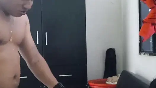 Die betrügende, verheiratete Hure mag es auf allen Vieren.