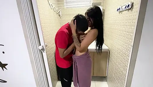 Gadis kurus cantik ini suka nyepong kontolku dan aku ngentot memeknya di ruang cuci baju sampai dia orgasme.