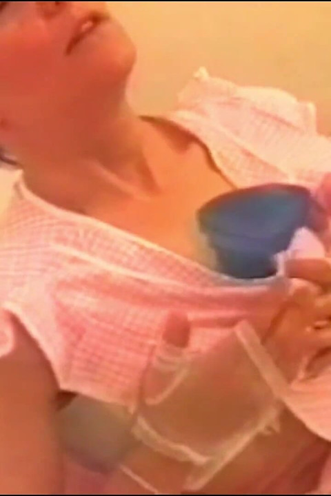 この成熟した女性は自慰行為をし、二人の男性に激しく突かれる夢を見ます。