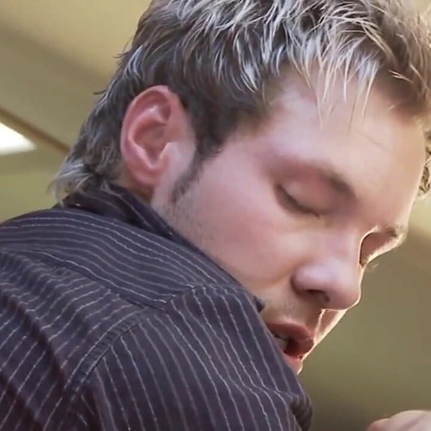 Этот блондинка -молоток...