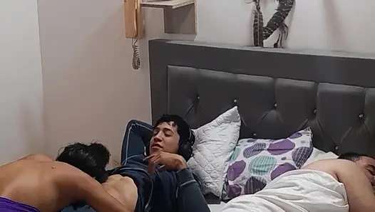 Erkek arkadaşımın arkadaşını sikiyorum ve ondan bana nüfuz etmesini istiyorum